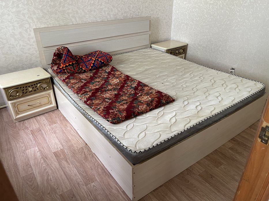 Продам кровать с тумбочками