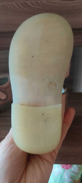 Продам обувь (кожаные сандали-босоножки) для девочки.