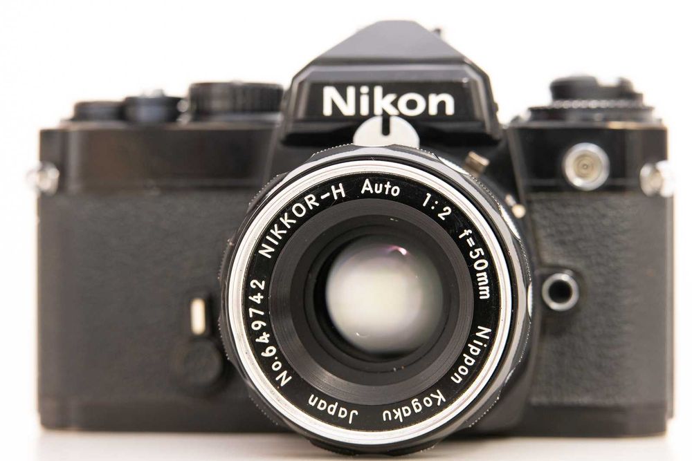 Aparat film Nikon FE cu obiectiv Nikon 50 F2
