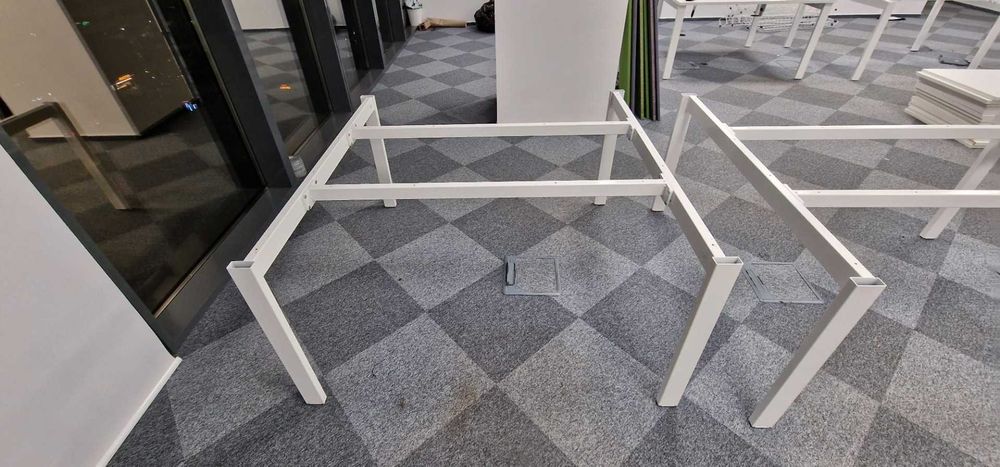 Birou operational cu picioare metalice