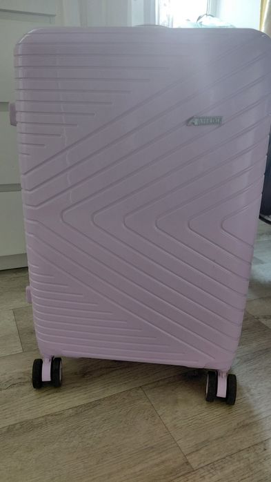 Продам чемодан на колесиках