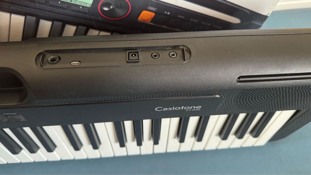 Продается синтезатор