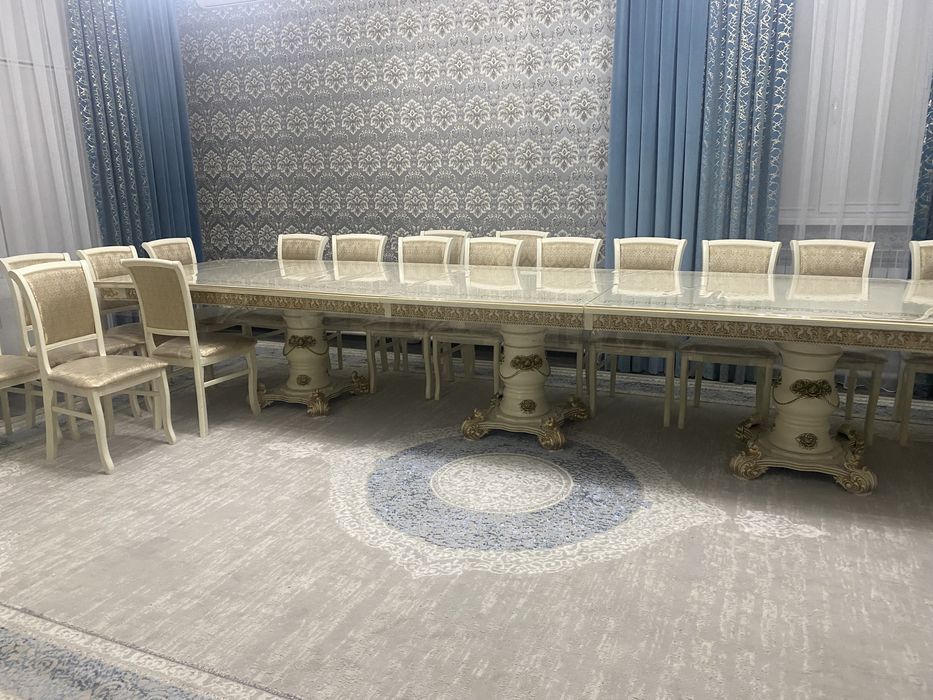 Стол со стульями