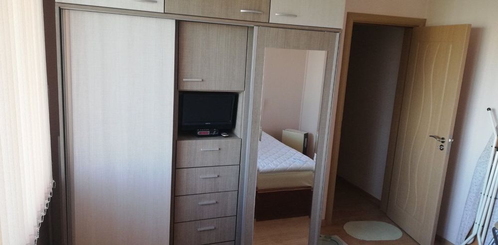 Гардероб с плъзгащи врати и огледало