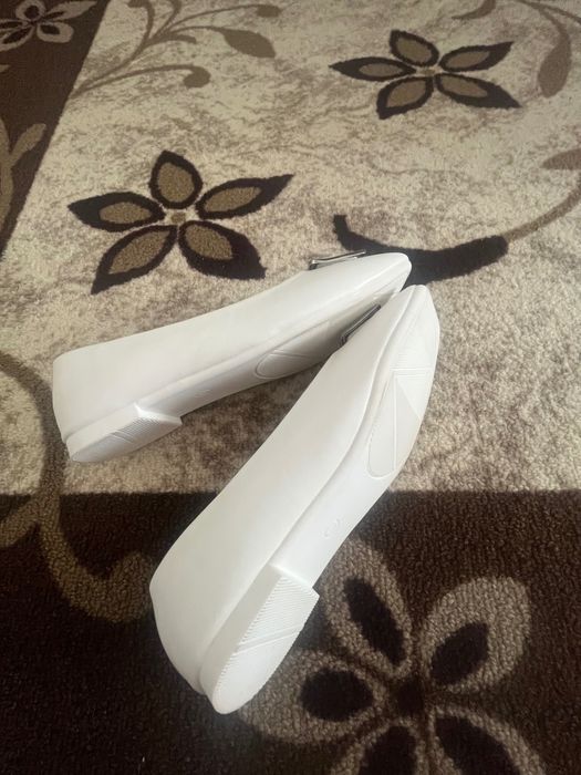 Бели дамски пантофи