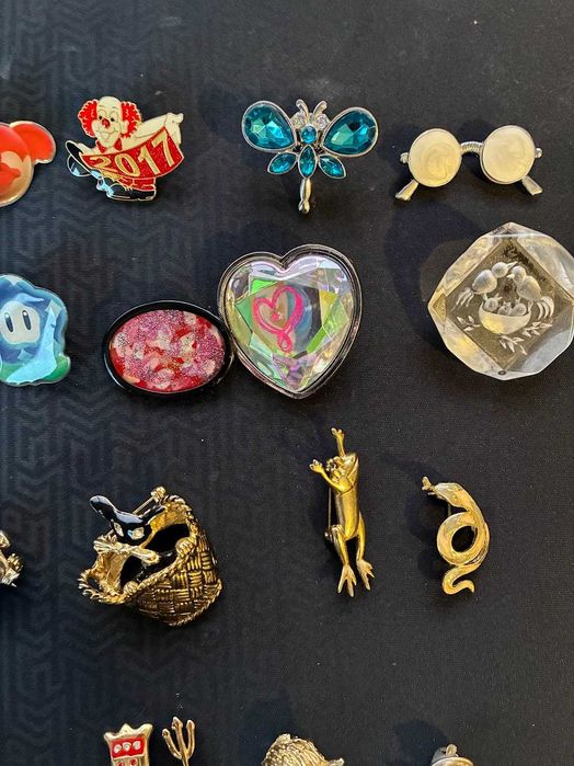 Голям лот от 13 броя брошки