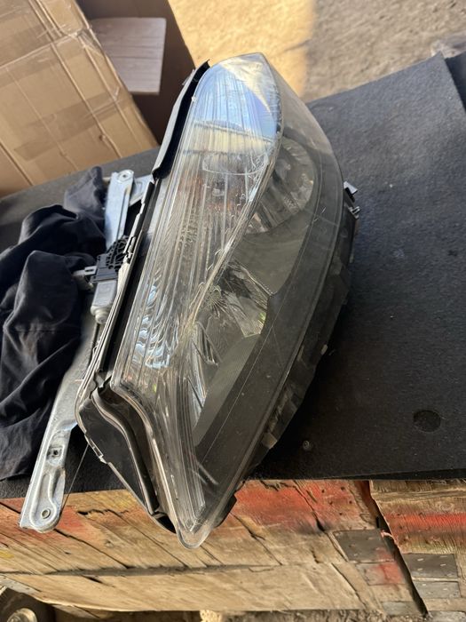 Фар с забележки за части Mercedes A clas w176 спукан корпус