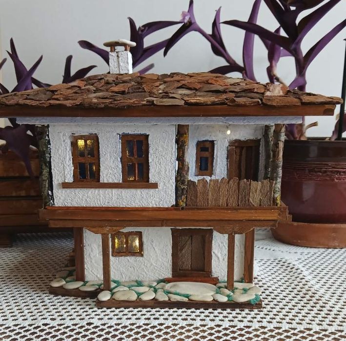 Макет на етно къща с осветление