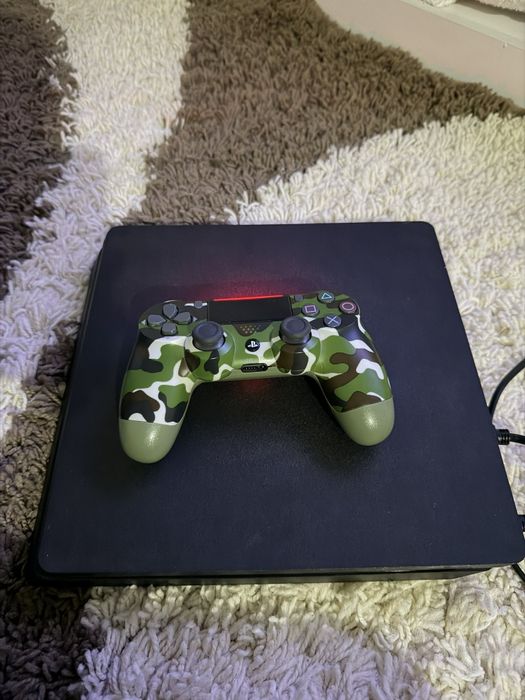 Vand ps4 slim ca o maneta si ca doua jocuri 800 lei