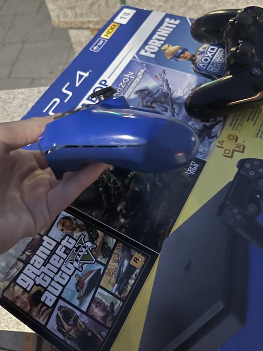 PS 4 slim,2 джойстика