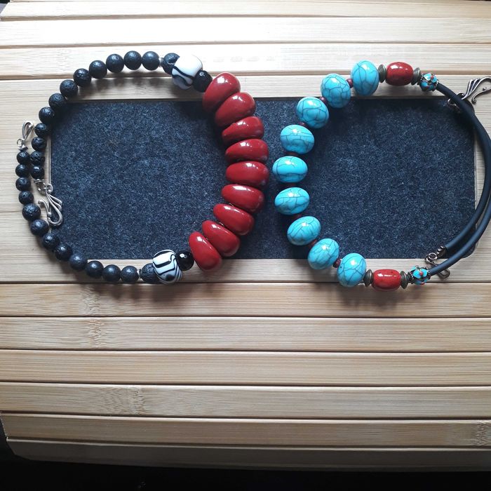 Колиета и обеци от естествени камъни.