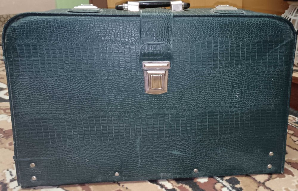 Продаётся швейная машинка в  чемодане 
Пожаловаться