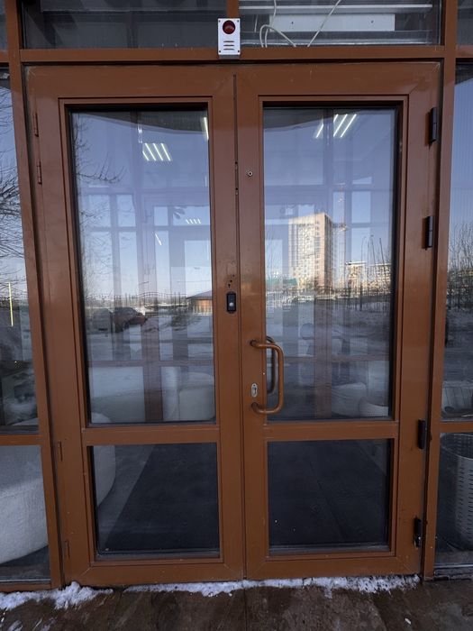Продаются алюминивые двойные двери