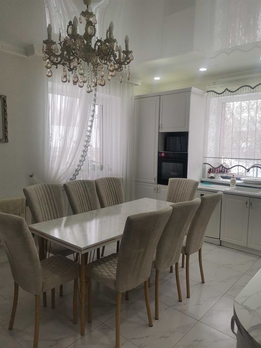 Продам стол на кухню и восемь стульев.