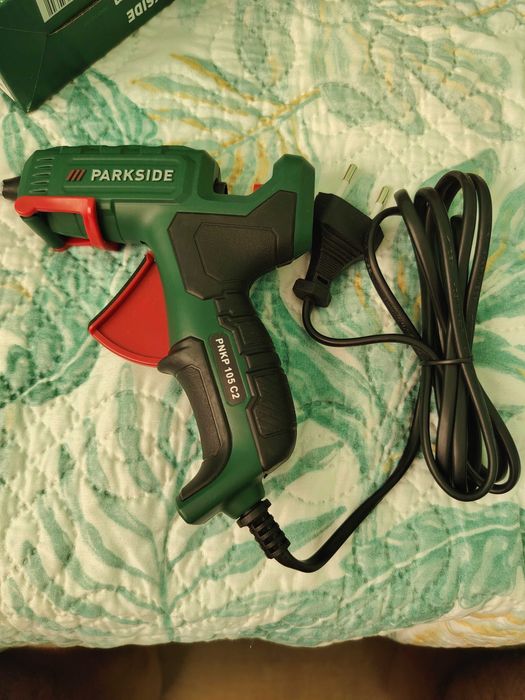Пистолет за горещо лепене Parkside PNKP 105 C2 + ПОДАРЪК 40 бр. силиконови стикове