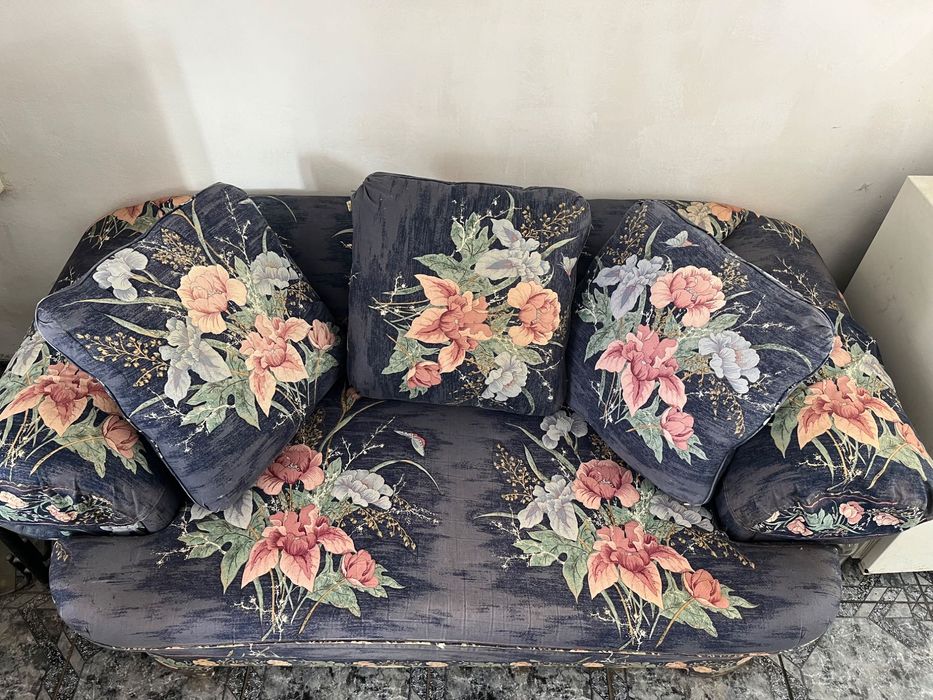 Дизайнерска гарнитура на, Мария Стоева. Намира се в гр. Плевен.