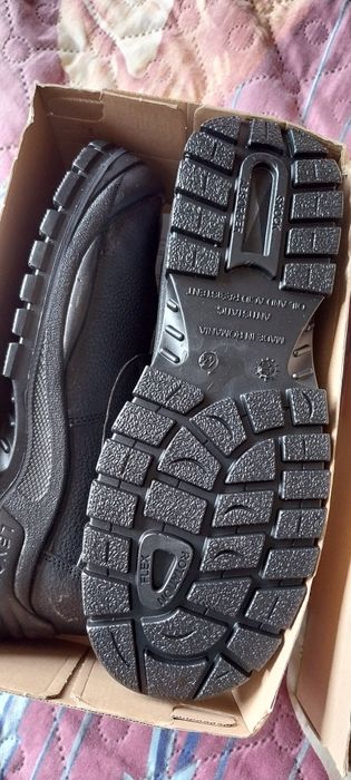 Работни обувки с бомбе. Три чифта. 44 номер.