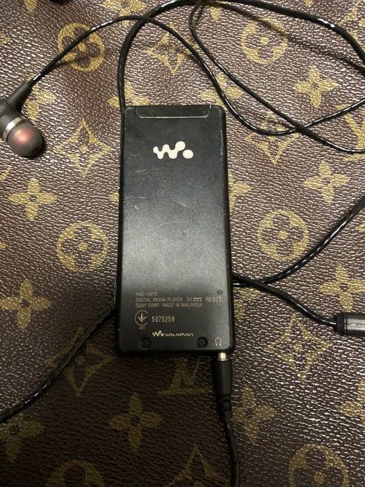 Assalom alekum Mp4 Player Sotiladi Original Sony Walkman