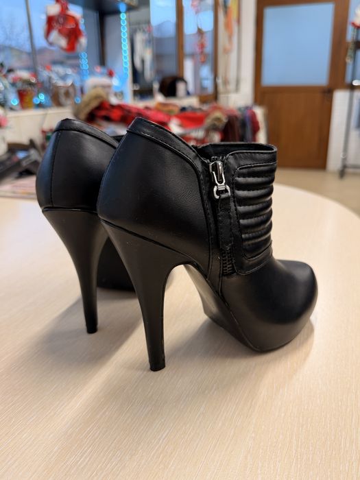 Дамски боти на ток