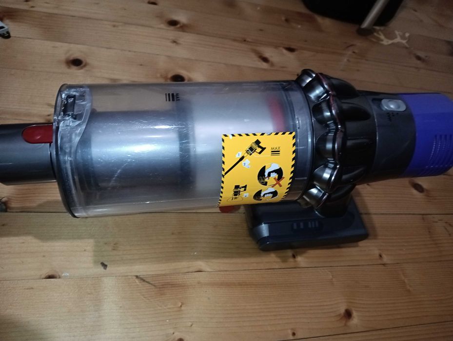 Отлична прахосмукачка Dyson V10 с добра батерия и аксесоари