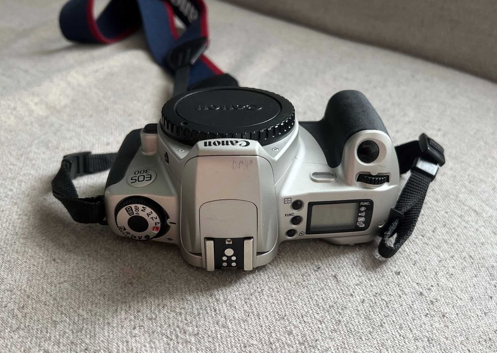 Body Canon EOS 300 (Rebel 2000) pe film 35mm