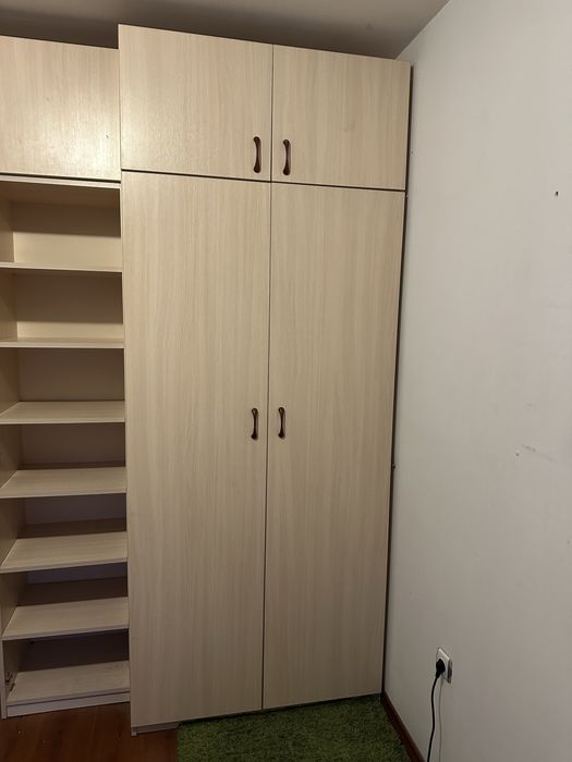 Бял гардероб с шкафчета и място за закачалки