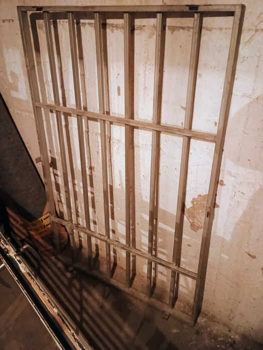 1. Метална Врата 2.Дървена Интериорна и 3. Решетка за Прозорец