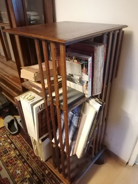 Biblioteca rotativa din lemn.