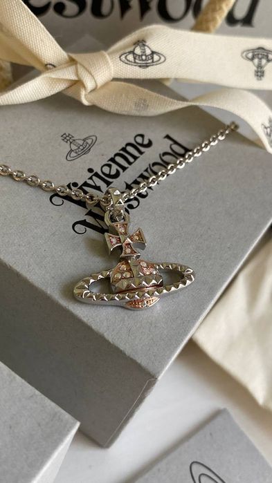 Vivienne Westwood bas relief pendant