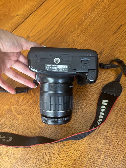 Фотоапарат Canon EOS 1100D с обектив 18-55mm