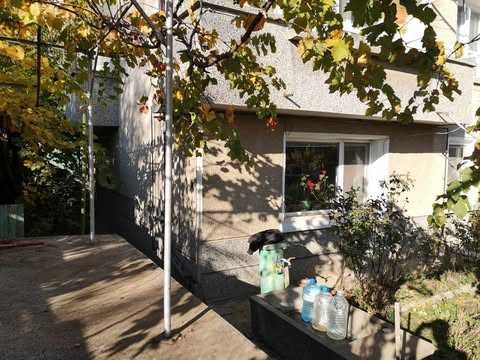 Продава се самостоятелно двуетажно жилище в масивна къща в гр. Попово