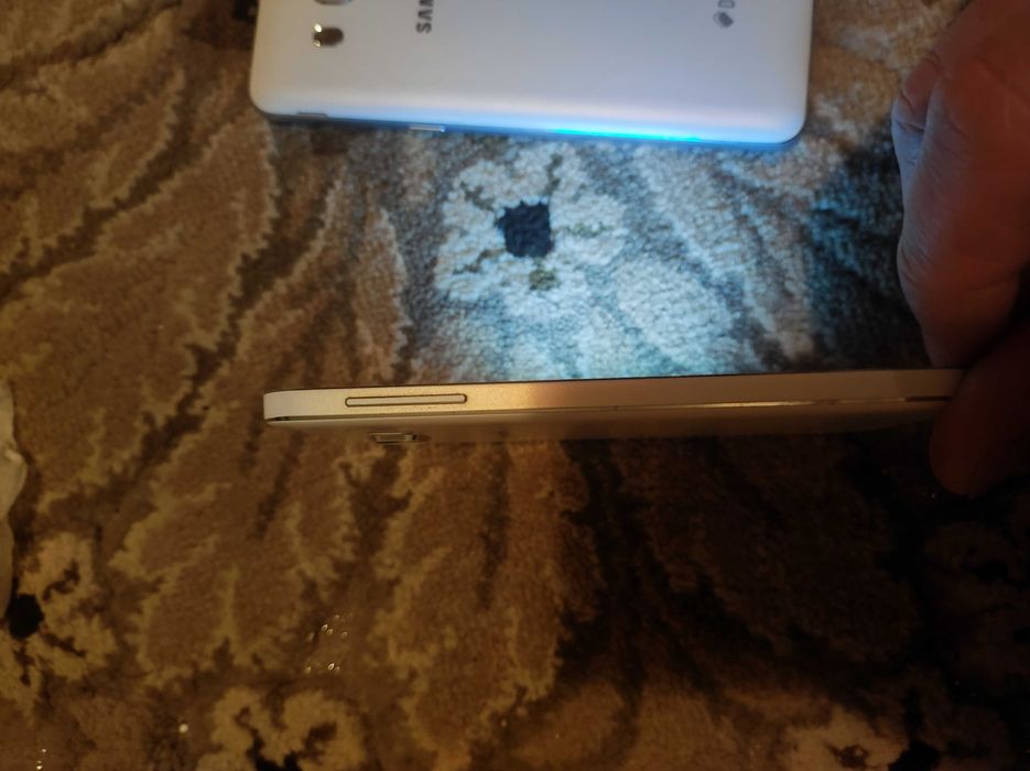 Два телефона Samsung в отлично състояние, подходящи за разговори