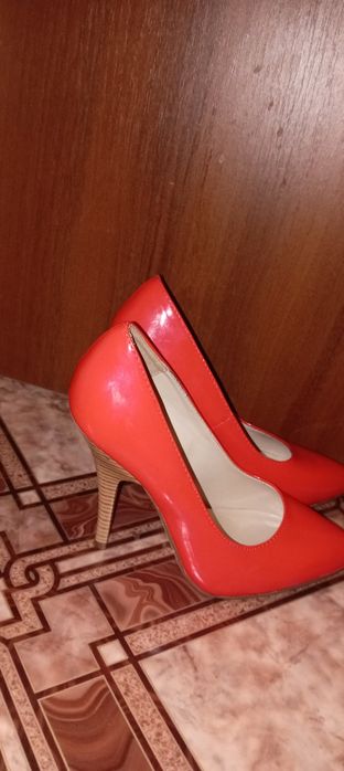 Женские туфли красные