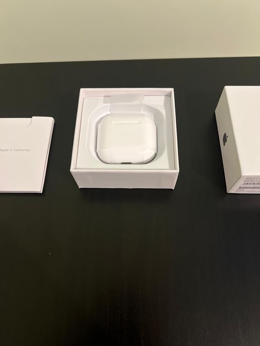 Casti Apple AirPods 4 noi, sigilate - Sunet premium, Design Elegant