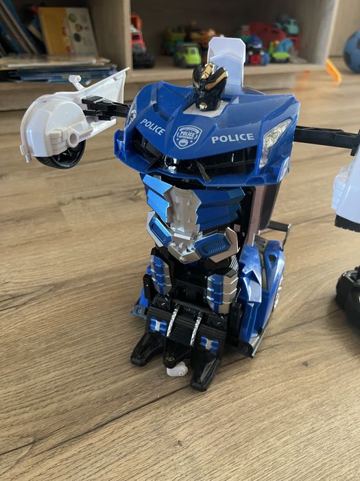 Masina de politie transformabila in robot