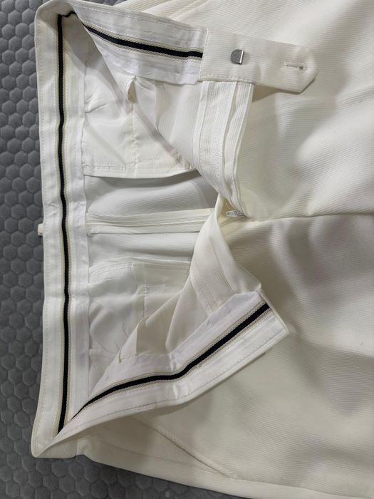 Белые слаксы и рубашки