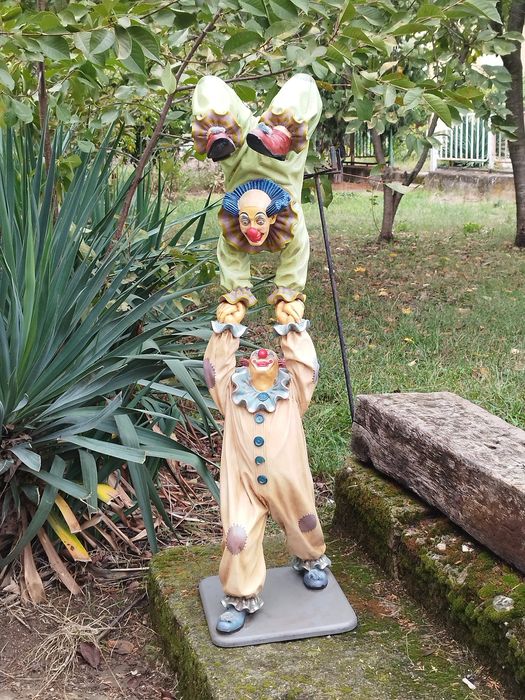 Колекционерска фигура на клоун на филипинския автор Jun Asilo