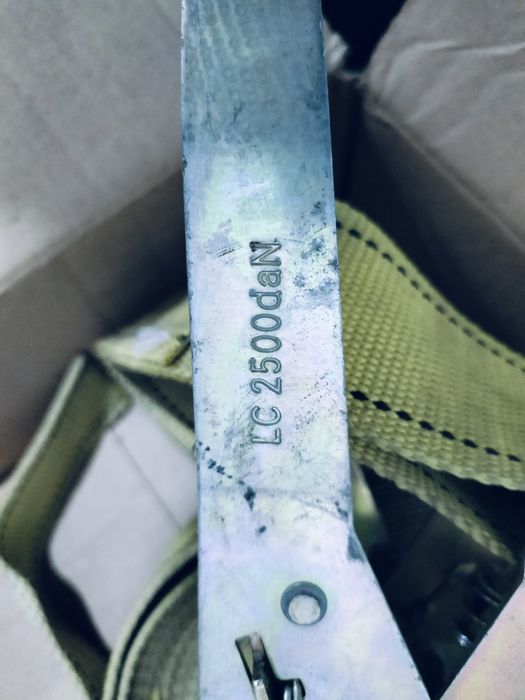 Стяжной ремень для крепления груза.