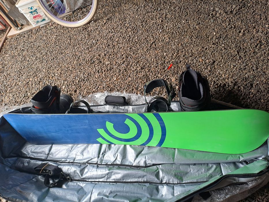 Vând placă snowbaord .