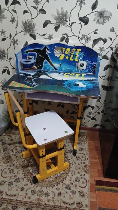 Продам парту  со стулом).