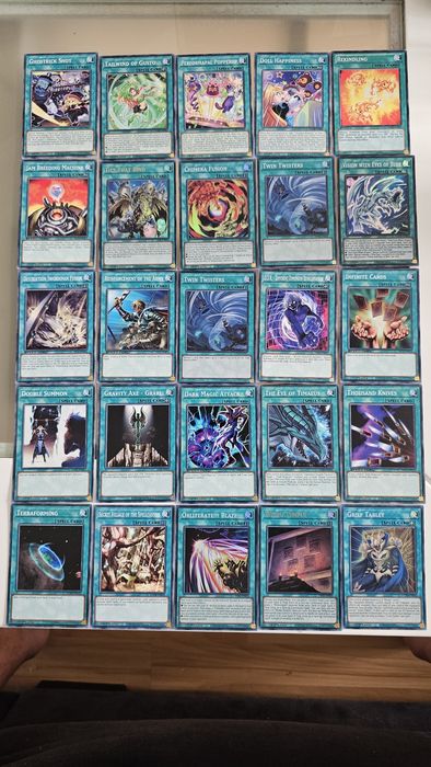 Продавам оригинални Yugioh карти