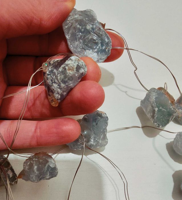 Ghirlandă cu cristale naturale de celestit - instalație de lumini LED