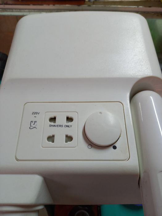 Сешоар  за  сушене на коса. Стенен монтаж.