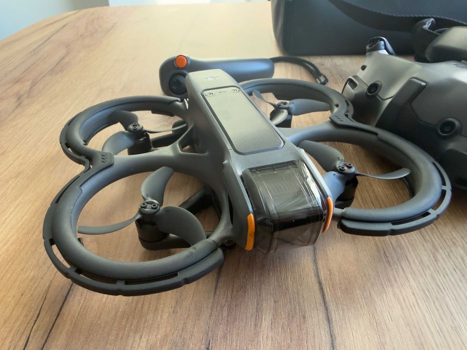 Продавам DJI Avata 2 Fly More Combo + DJI FPV Remote Controller 3