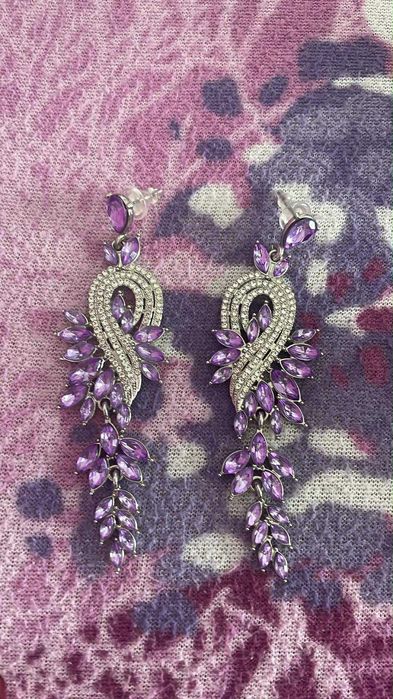 Продавам официална рокля+обици и токчета