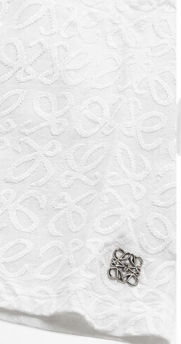 Loewe бяла тениска с релефен монограм