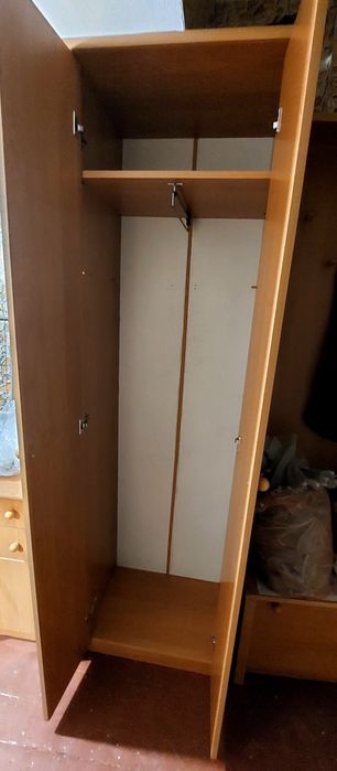 Продам шкаф двухдверный.