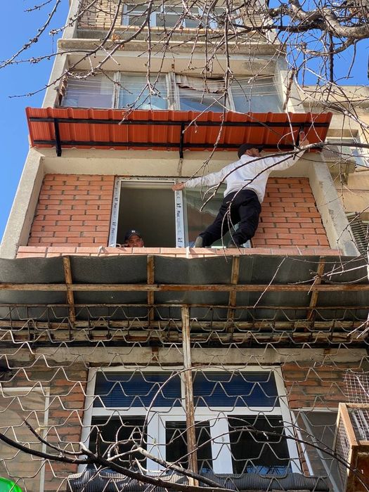 Установка козырьков.