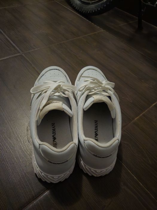 Vând adidasi armani