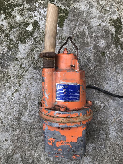 Потопяема помпа